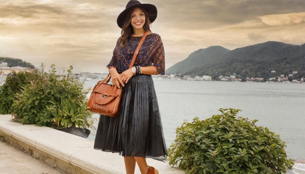 Outfit de cuero bohemio para Mujer con una falda de cuero con flecos, blusa satinada estilo boho, sandalias de cuero y bo