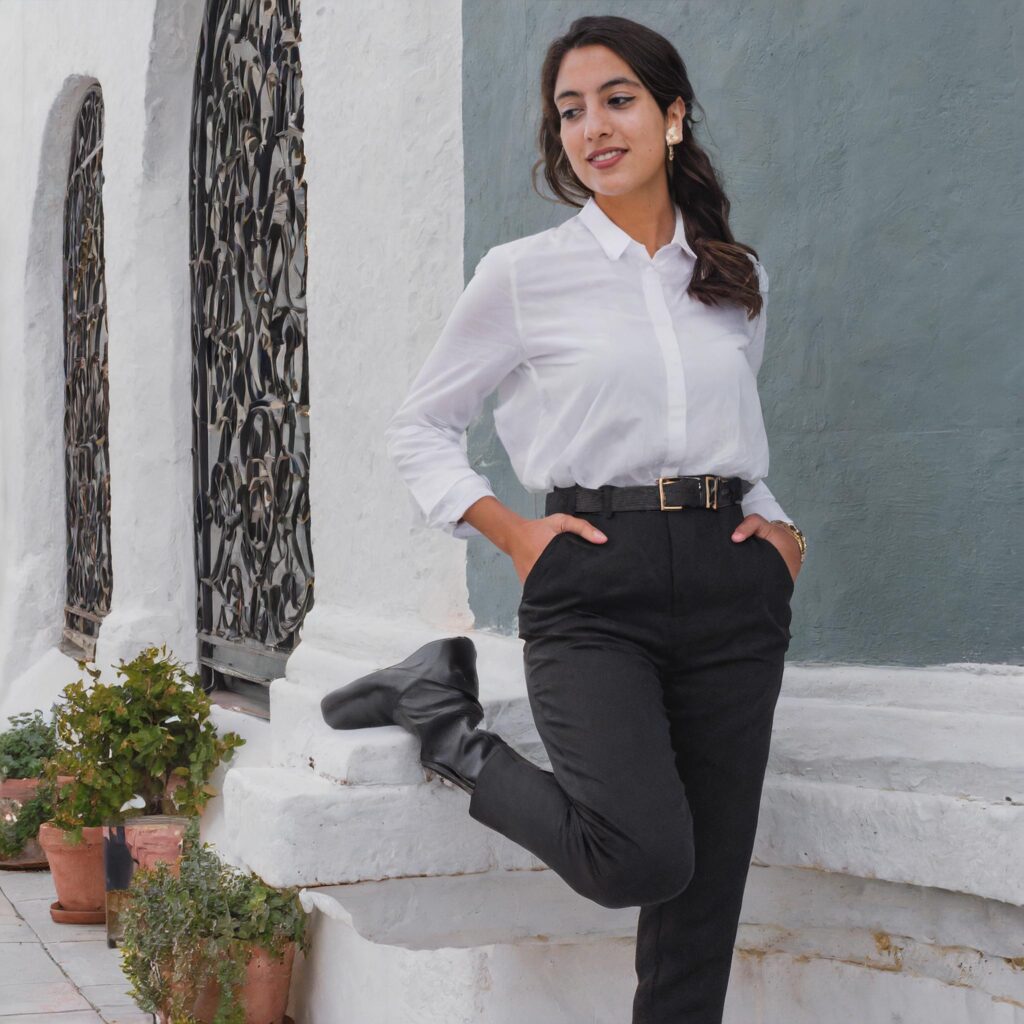 Outfits de cuero con estilo clásico, vistiendo una camisa blanca y pantalones negros. Botines de cuero