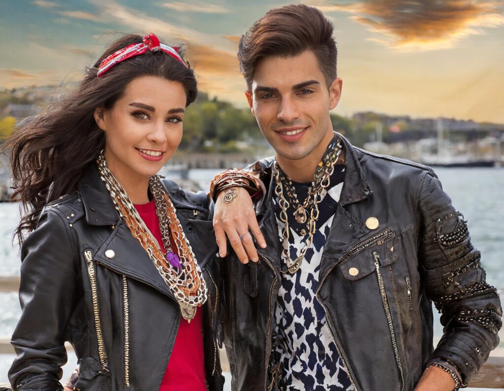 Outfit de cuero rockero para Hombre y Mujer vistiendo chaquetas de cuero con tachuelas o parches sobre